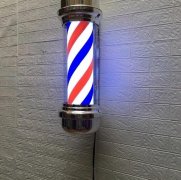 理发店门口三色灯的由来，有2种主要的说法