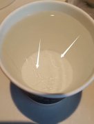 热水倒进杯子里为什么有一层油，是杯子不干净吗？