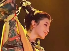 哈尼克孜进院事件，蜡烛事件实际是屋龙