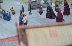 李同光抱的孩子叫什么，是谁的孩子