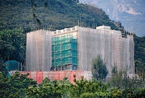 这座新豪宅的旧址是1994年李嘉诚发妻庄月明去世后，才转到李个人名下，由于豪宅见证李嘉诚从经营塑胶厂到如今富可敌国的华人首富，故被李视为“阴阳汇聚”的风水宝地。因此尽管多年来因儿孙的诞生，让他屡次抱怨“不够地方住”，却始终不愿搬离旧址。