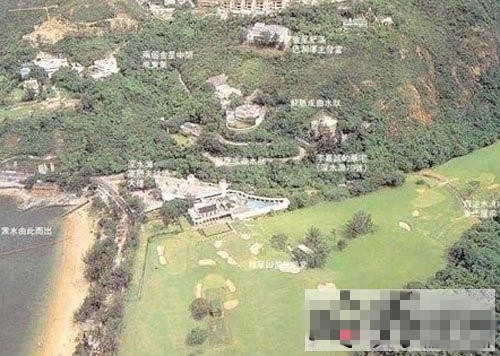 李嘉诚的一座豪宅位于香港深水湾道79号，楼板面积达500多坪的豪宅，充满欧陆建筑风格，楼高4层，包括一楼设有5个车位的车库，豪宅内并有室内室外两座泳池。顶楼大厅设置一座玻璃窗台，尽览无敌海景。