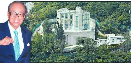 根据谷歌提供的卫星地图来看，李宅内部由三座大型主要建筑物组成，相互位置成不太规则的L字形布置。从大门进入，并不能直接到达建筑物，需要经过一条Z字形的车道，方能到达大宅的平台。