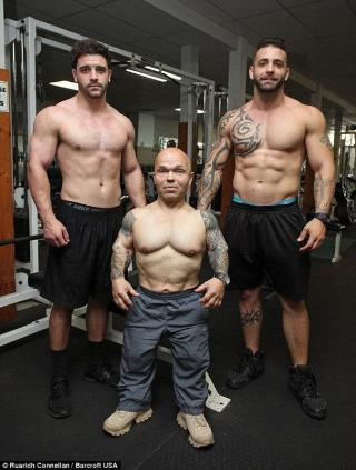 1.3米男子与1.9米变性女相爱 