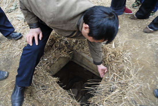 14人团伙盗墓时发生意外4人死亡(组图)