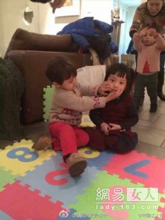 刘烨儿子强吻赵薇女儿 网友为吴彦祖抱不平