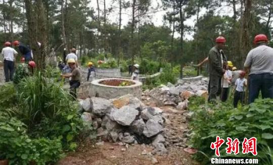图为尧山“活死人墓”拆除现场。　杨陈摄