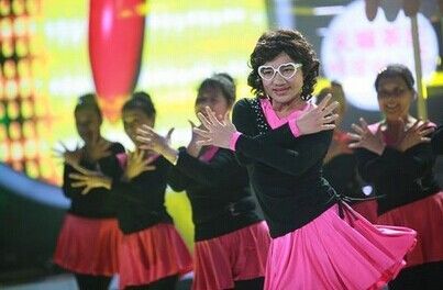 i跟帖：大妈忘情跳舞惹怒男子被打 广场舞该取缔吗？