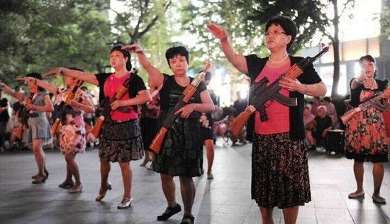 i跟帖：大妈忘情跳舞惹怒男子被打 广场舞该取缔吗？