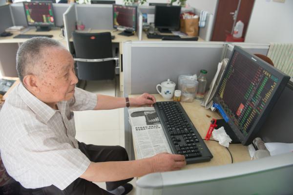 施老先生进入股市的初衷是为了防止老年痴呆。 徐军勇 图