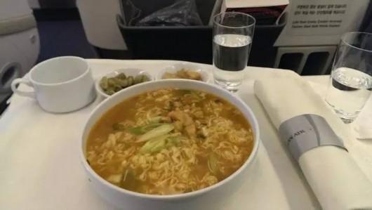 出国旅行什么最难满足？对，就是中！国！胃！在飞机上吃方面便简直是神技能，就像饭馆中的隐藏菜单一样。像汉莎、法航、国航、阿航、日航和加拿大航空、国泰等大部分的良心航空公司，只要飞行时间超过10小时，在机舱就会备有方便面。高端点的有日清开杯乐，甚至今麦郎、五谷道场。