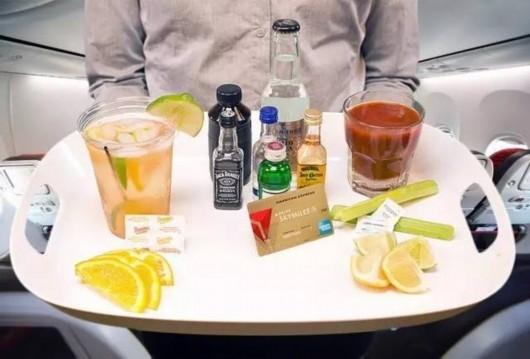 一般空姐派餐时都是将大瓶装饮料倒入小塑料杯中分发给乘客，也就半罐饮料的量吧…这哪够喝？通常飞机上都准备了足够的罐装饮料、小瓶矿泉水以及各式果汁。如果飞行时渴了，可以随时找空姐要这些解渴。但是罐装派发完了，就只能举着小塑料杯让空姐无限续杯啦。