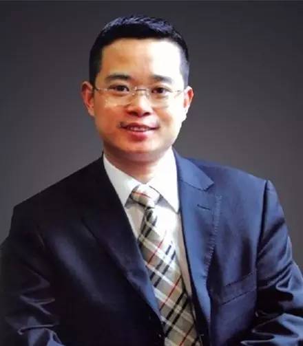 10岁那年，改革开放，下海经商最火热的福建，各村各户都涌现了大批土豪。张轩松也受到了影响，心想反正是要出去挣钱的为什么要等到大学毕业呢？为了早点融入社会，出去闯荡，19岁他就自动辍学。