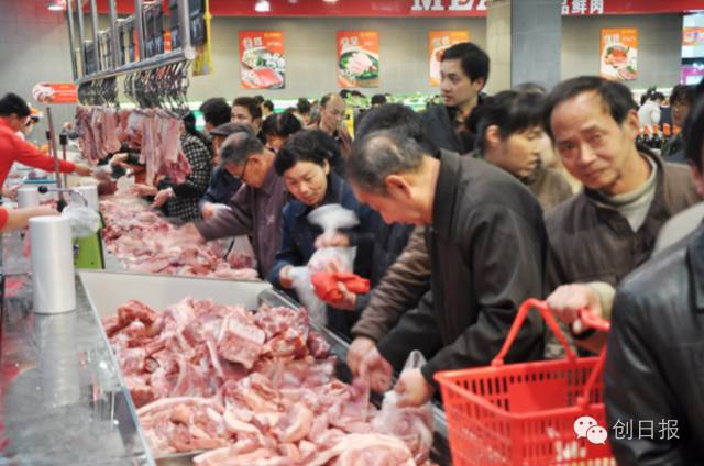 为了抢到更多的小卖店主，他打出“送货上门、服务到家”的旗号，零售店家一个电话，无论白天还是晚上，刮风下雨，1个小时内立马赶到。