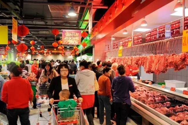 农副产品新鲜干净，价格便宜，永辉迅速打开局面，取得了市场认可，接着张轩松又开始建立生鲜商超壁垒，独门杀手锏了。
