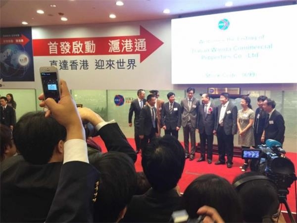 万达商业地产今日在港挂牌，招股价格最终定价48港元，在早上的敲钟仪式上，王健林携妻子林宁、儿子王思聪