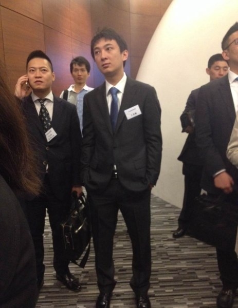 万达商业地产今日在港挂牌，招股价格最终定价48港元，在早上的敲钟仪式上，王健林携妻子林宁、儿子王思聪