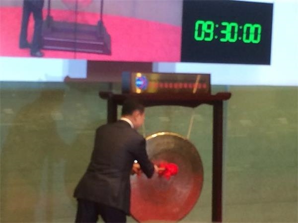 万达商业地产今日在港挂牌，招股价格最终定价48港元，在早上的敲钟仪式上，王健林携妻子林宁、儿子王思聪