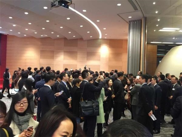 万达上市，因香港习俗，男女记者被禁穿红色衣饰，着装多以灰黑为主。