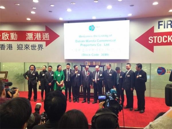 万达商业地产今日在港挂牌，招股价格最终定价48港元，在早上的敲钟仪式上，王健林携妻子林宁、儿子王思聪
