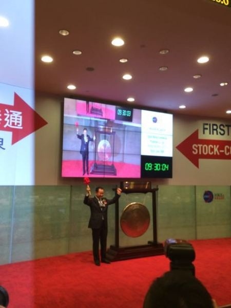 王健林敲锣，万达正式登陆港交所。