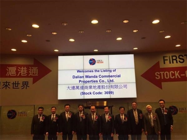 王健林与主要嘉宾上台合影。