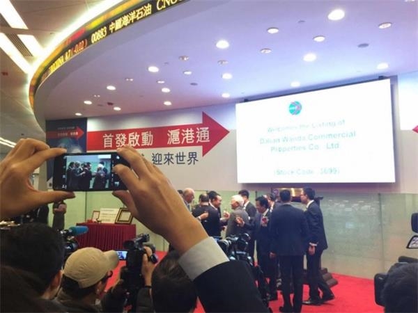万达商业地产今日在港挂牌，招股价格最终定价48港元，在早上的敲钟仪式上，王健林携妻子林宁、儿子王思聪