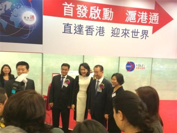 万达商业地产今日在港挂牌，招股价格最终定价48港元，在早上的敲钟仪式上，王健林携妻子林宁、儿子王思聪