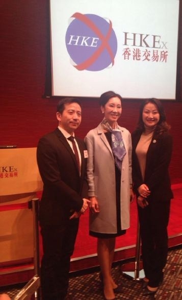万达商业地产今日在港挂牌，招股价格最终定价48港元，在早上的敲钟仪式上，王健林携妻子林宁、儿子王思聪