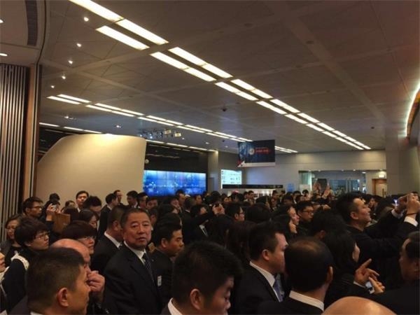 万达商业地产今日在港挂牌，招股价格最终定价48港元，在早上的敲钟仪式上，王健林携妻子林宁、儿子王思聪