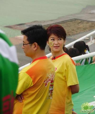 央视主持人白岩松漂亮老婆亮相(图)