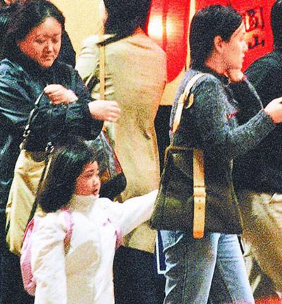 朱丽倩(右)2001年牵着一个小女生上街，被疑为华仔女儿
