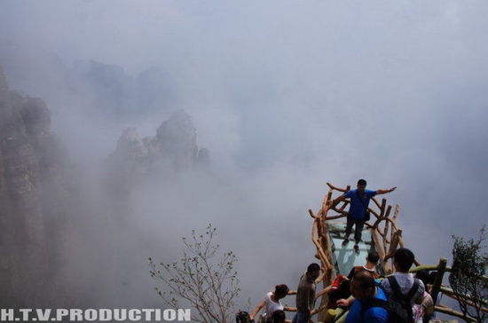 河北现玻璃悬空栈道！看中国十大悬空栈道