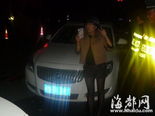 女孩酒驾被抓，一手拿罚单一手摆“剪刀手”拍照留念