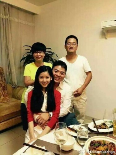 网曝刘强东见奶茶家长