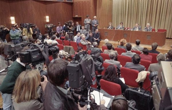 1989年11月9日晚，直接导致柏林墙倒塌的新闻发布会现场 图片来自维基