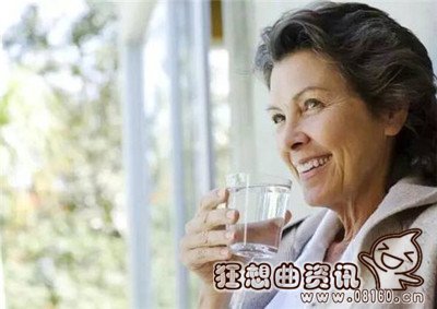 老人不吃饭仅喝水坚持多久，只喝水可以补充身体所需要的物质吗