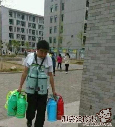 大学生恭喜室友找到女朋友，盘点校园常见的中国好室友的表现