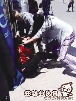 女子当街暴打亲妈事件真相反转，女子当街暴打亲妈视频