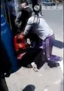 女子当街暴打亲妈事件真相反转，女子当街暴打亲妈视频