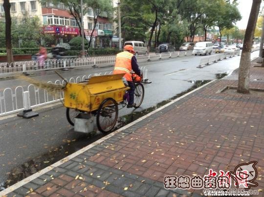 　洒水的环卫工多少工资，环卫工一天工作时间是多少