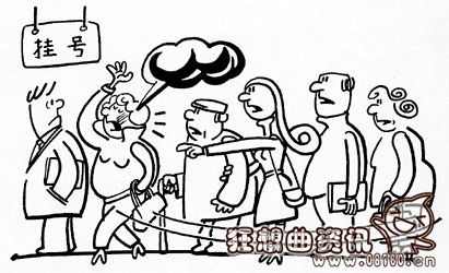 女孩劝阻老人不要插队被骂，老人乘车应不应该排队
