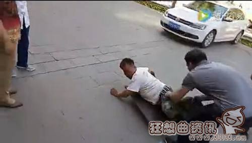 乞丐要饭当场被揭穿现场图，如何看待遍布城市的乞讨现象