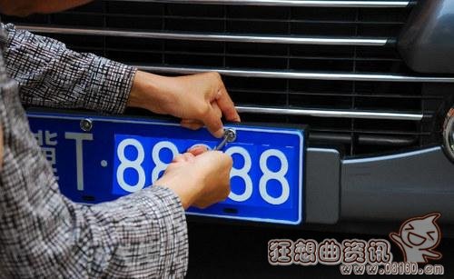 小客车牌照上面有几颗螺丝，牌照螺丝装不对会被扣12分是真的吗