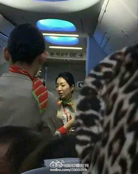 韩国空姐打中国老人 打人后让大家安静