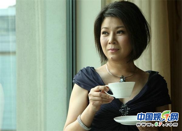 揭秘名媛奢华生活：修甲美容 打飞的逛街