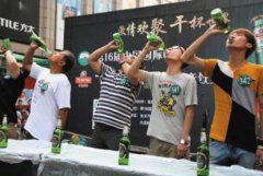 吹啤酒的技巧图解，3秒吹啤酒的技巧来了
