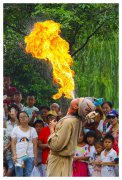 人表演喷火是怎么做到的？杂技喷火是将油喝到肚子是吗