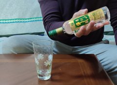 反手倒酒是什么意思，反手倒酒真实动作图解