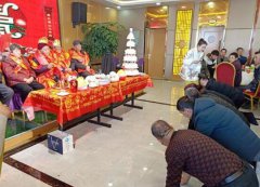 磕头的好处和功德介绍，磕头的时候手心朝上是什么说法？